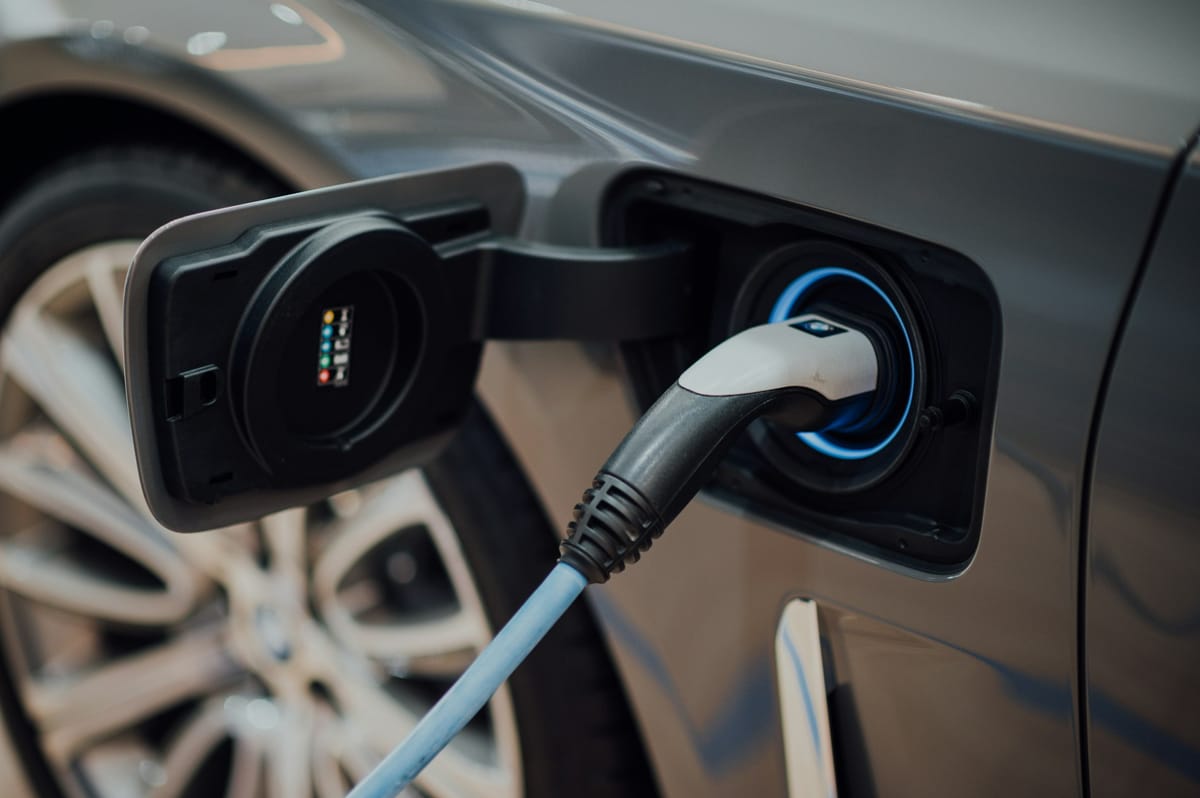 Ladekabel koblet til en elbil